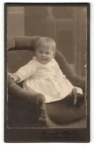 Fotografie Ernst Wilke, Goslar a/H, Portrait Kleinkind auf Sitzmöbel