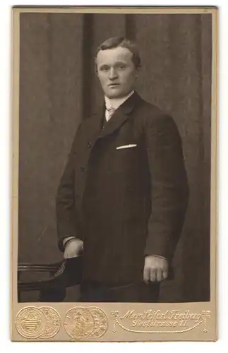 Fotografie Max Seifert, Freiberg, Portrait junger Mann in Anzug