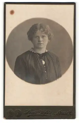Fotografie Louis Voss, Stelle i/L, Portrait Fräulein mit zusammengebundenem Haar