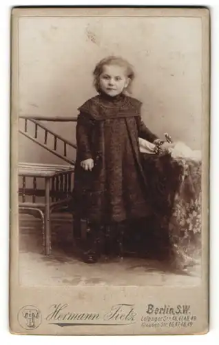 Fotografie Hermann Tietz, Berlin-SW, Portrait kleines Mädchen in Kleid