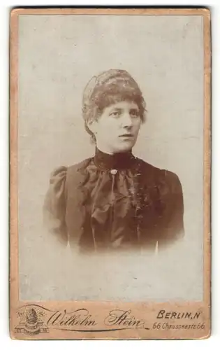 Fotografie Wilhelm Stein, Berlin-N, Portrait Dame mit zeitgenöss. Frisur