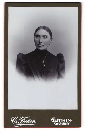 Fotografie C. Feeken, Genthin, Portrait Frau mit Kruzifix
