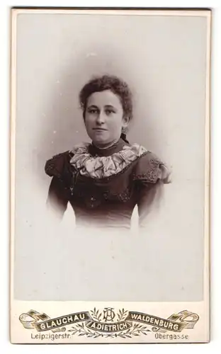 Fotografie A. Dietrich, Glauchau & Waldenburg, Portrait junge Frau mit zusammengebundenem Haar