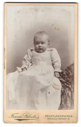 Fotografie Franz Gleitz, Neuhaldensleben, Portrait Säugling in Kleidchen