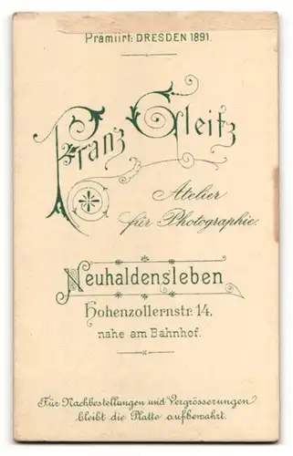 Fotografie Franz Gleitz, Neuhaldensleben, Portrait Säugling in Kleidchen