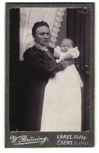 Fotografie W. Brüning, Varel i/Oldbg. & Esens i/Ostfrsl., Portrait Mutter mit Säugling