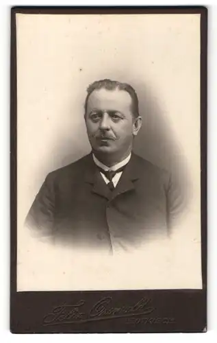 Fotografie Felix Oswald, Leutkirch, Portrait Herr in Anzug