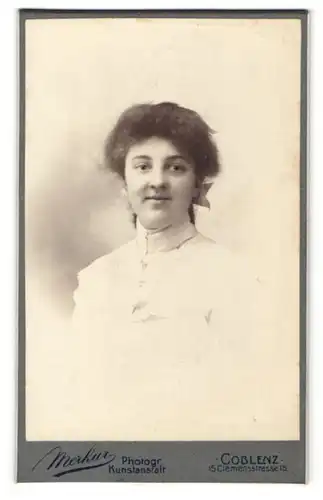 Fotografie Merkur, Coblenz, Portrait Fräulein mit zusammengebundenem Haar