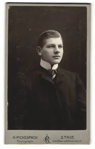 Fotografie H. Pickenpack, Stade, Portrait halbwüchsiger Knabe in Anzug
