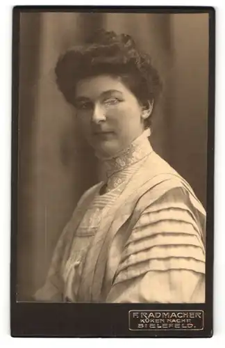 Fotografie F. Rademacher, Bielefeld, Portrait hübsche Dame in edler Bluse