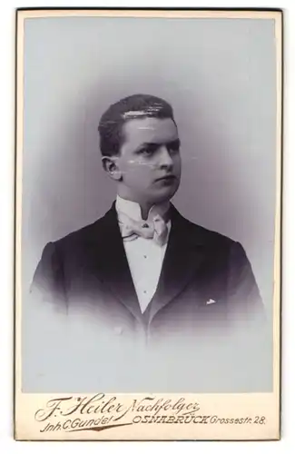 Fotografie F. Heiler, Osnabrück, Portrait eleganter junger Herr im Anzug mit Fliege