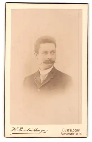 Fotografie H. Bruckwilder jr., Düsseldorf, Portrait Herr im Anzug mit Zwirbelbart