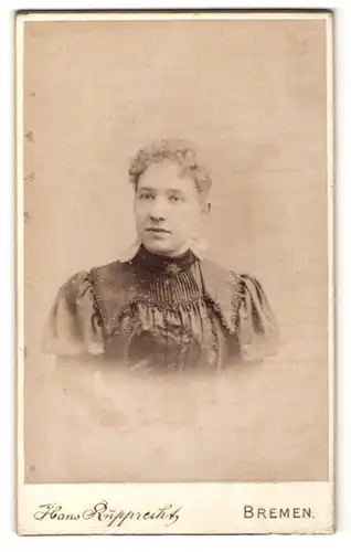 Fotografie Hans Rupprecht, Bremen, Portrait junge Frau in edler Bluse