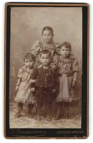 Fotografie J. Zimmermann, Leutkirch-Wangen, vier zuckersüsse Kinder in tollen Kleidern und Matrosenanzug