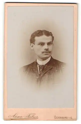 Fotografie Anna Feilner, Oldenburg i. Gr., Portrait junger Mann mit Mittelscheitel und Krawatte im gestreiften Anzug