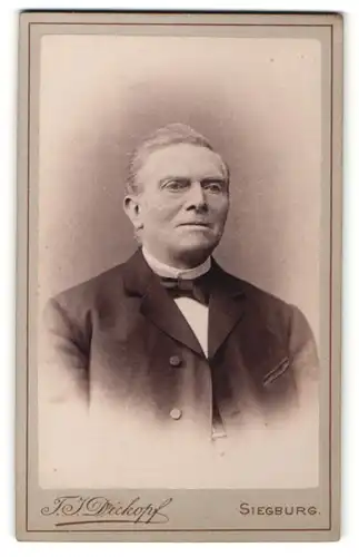 Fotografie T. J. Dickopf, Siegburg, Portrait stattlicher betagter Herr mit strengem Blick im Anzug