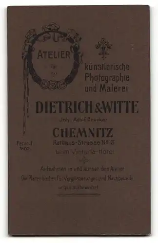 Fotografie Dietrich & Witte, Chemnitz, süss blickendes Kleinkind im weissen Kleidchen auf Felldecke sitzend