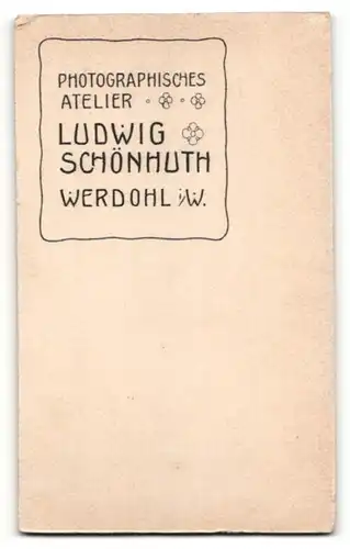 Fotografie Ludwig Schönhuth, Werdohl i. W., Portrait charmant blickender junger Mann mit Schnauzer und Fliege im Anzug