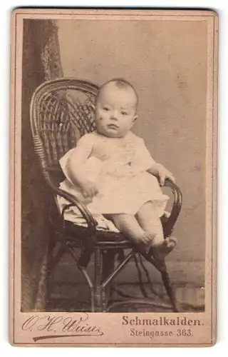 Fotografie O. H. Weise, Schmalkalden, süsses Baby im weissen Kleidchen im Stuhl sitzend