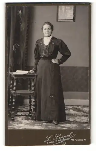 Fotografie L. Lippel, Metzingen, charmant lächelnde Dame im elegant besticktem Kleid mit Buch
