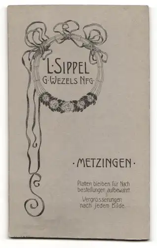 Fotografie L. Lippel, Metzingen, charmant lächelnde Dame im elegant besticktem Kleid mit Buch