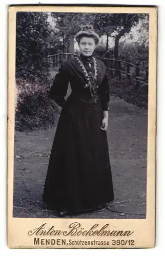 Fotografie Anton Böckelmann, Menden, hübsche junge Frau im eleganten Kleid im Park stehend