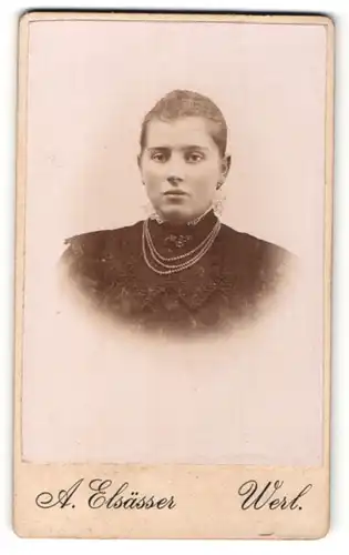 Fotografie A. Elsässer, Werl, Portrait charmant blickende junge Frau mit Ohrringen und Halskette
