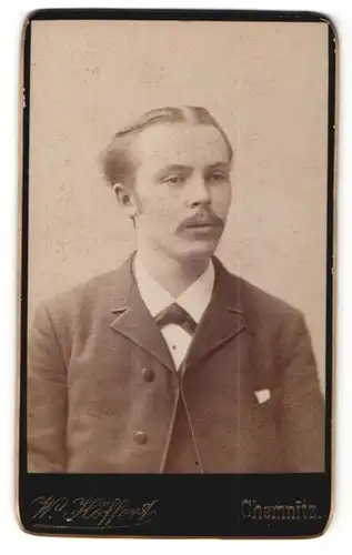 Fotografie W. Höffert, Chemnitz, Portrait charmanter blonder Mann mit Mittelscheitel im Jackett