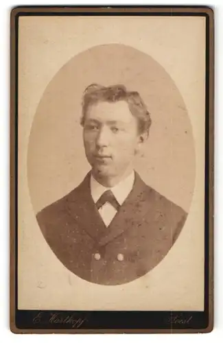 Fotografie E. Hartkopf, Soest, Portrait Junger Mann mit Querbiunder