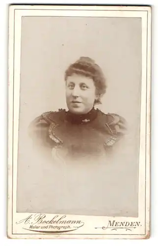 Fotografie A. Bockelmann, Menden, Portrait Frau in dunklem Kleid