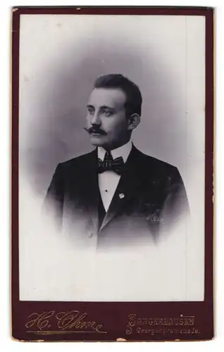Fotografie H. Ohm, Sangerhausen, Portrait Elegant gekleideter junger Herr