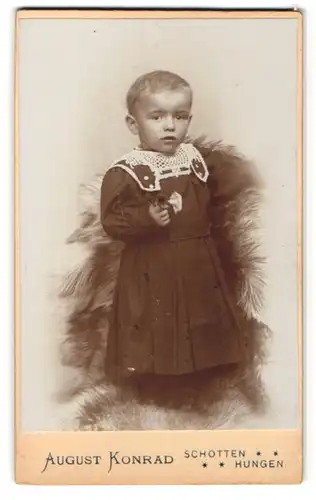 Fotografie August Konrad, Schotten, Kleinkind in einem schwarzen Kleidchen