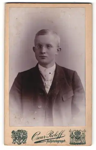 Fotografie Oscar Roloff, Berlin, Portrait junger blonder Mann mit Brille und weisser Krawatte im Anzug