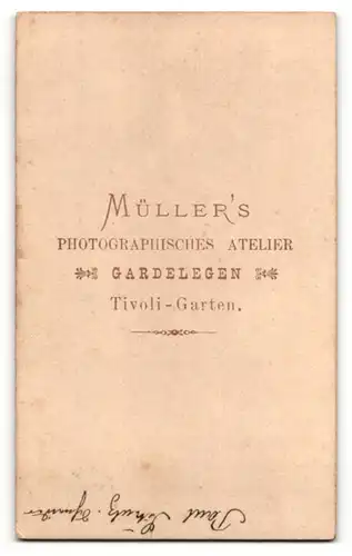 Fotografie Müller, Gardelegen, Portrait charmanter junger Mann mit Mittelscheitel im edlen Jackett