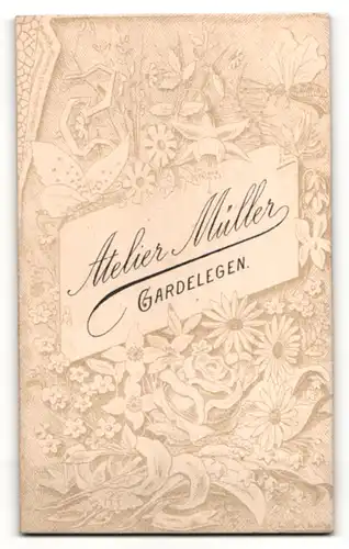 Fotografie Atelier Müller, Gardelegen, schönes Fräulein im edlen schwarzen Kleid mit Halskette und Knopfleiste