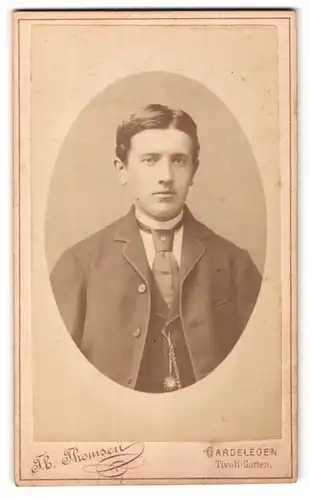Fotografie Th. Thomsen, Gardelegen, Portrait hübscher junger Mann mit dunkelm Haar und Krawatte im Anzug