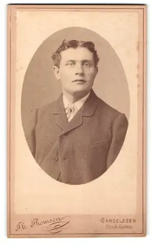Fotografie Th. Thomsen, Gardelegen, Portrait charmanter junger Mann mit Mittelscheitel und Fliege im Anzug