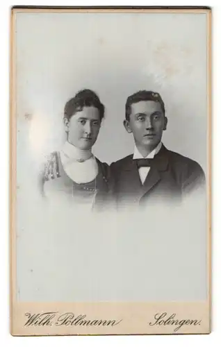 Fotografie Wilh. Pollmann, Solingen, Portrait wunderschönes junges Paar in eleganter Kleidung