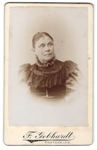 Fotografie F. Gebhardt, Ort unbekannt, ältere Dame in schwarzem Kleid