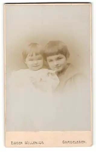 Fotografie Eugen Willenius, Gardelegen, Junger Knabe mit seiner kleinen Schwester