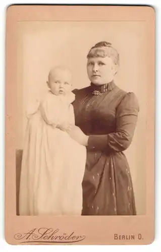 Fotografie A. Schröder, Berlin, Mutter mit ihrem Kind in langem weissem Kleid