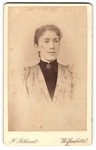 Fotografie F. Röhnert, Wolfenbüttel, junge Frau im Kleid