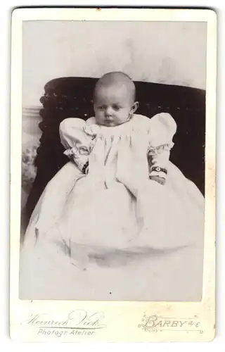 Fotografie Heinrich Viek, Barby, Baby in weissem Kleid
