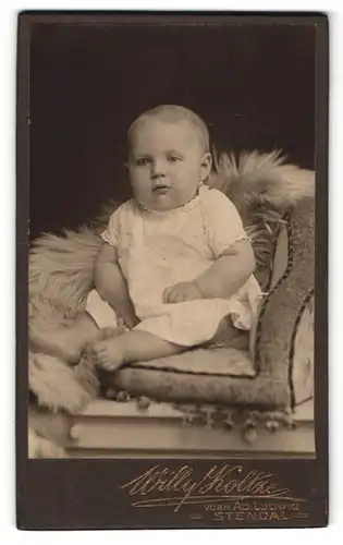 Fotografie Willy Koltze, Stendal, Baby in weissem Kleid