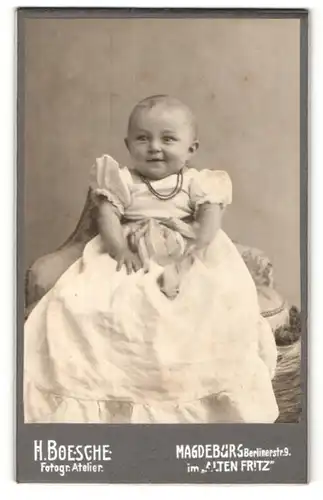 Fotografie H. Boesche, Magdeburg, Kleines Kind mit fröhlichem Lachen