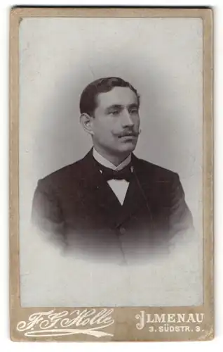 Fotografie F. G. Holle, Ilmenau, Mann mit Schnurrbart und schwarzer Fliege
