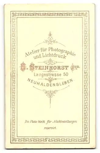 Fotografie Fr. Seelig, Neuhaldensleben, Zwei kleine Kinder an Polsterstuhl