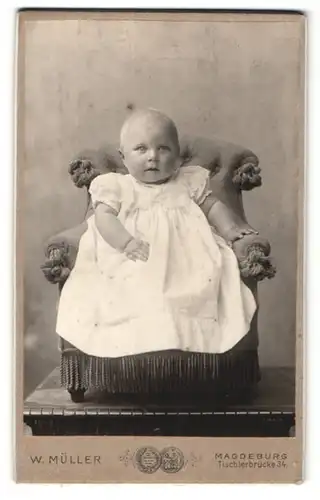 Fotografie W. Müller, Magdeburg, Portrait kleines Mädchen auf einem Sessel