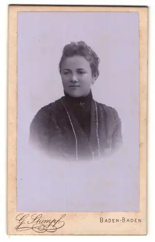 Fotografie G. Stumpf, Baden-Baden, Portrait Junge Frau mit Perlenkette