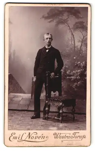 Fotografie Emil Noven, Westra Torup, Portrait eleganter junger Mann im Anzug